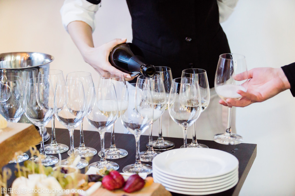 餐飲服務(wù)員 餐飲服務(wù)中的關(guān)鍵角色與專業(yè)要求